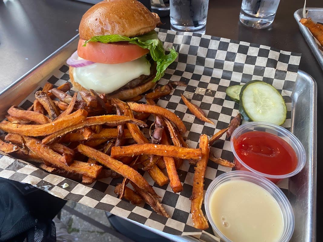 Maxwell's On Main (MOMs) restaurant photo